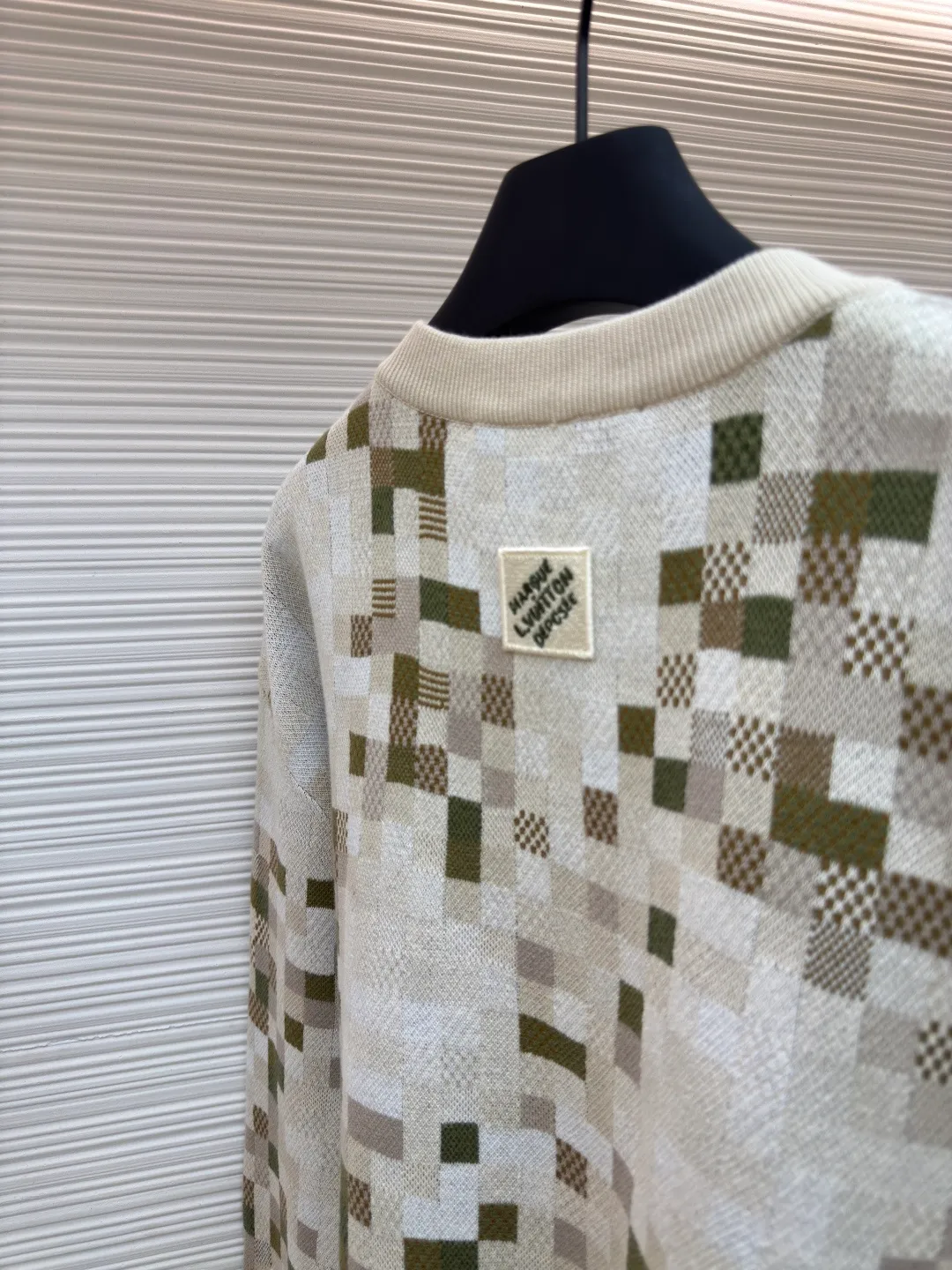 LOUIS VUITTON mosaic jacquard pullover ●Authentic product: 12800 purchased and developed ●Item number: 1680302-C55 ●Fabric: cotton fabric ●Technology: jacquard production ●Version: fitted version ●Weight: about 740 grams ●Size: elements, showing a delicate texture like snake leather. The intricate jacquard texture reflects Micro Der details, and the embroidered logo embellishes the chest, making it easy to integrate into everyday looks. Standard fit with all-over Snakoflage jacquard logo embroidered on the chest, Marque at center back, 1.VuittonDeposee embroidered patches at ribbed collar, cuffs and hem. The overall wiring is straight and delicate, the fabric is comfortable and soft, and the color is consistent without color difference. It can be matched with the same style to create a fashionable look and control various occasions. Customized accessories, complete with three standards, same style for men and women!